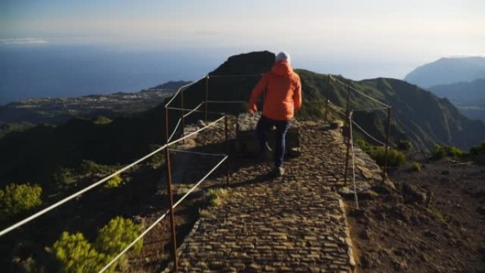 徒步旅行者登上山脊线，大海