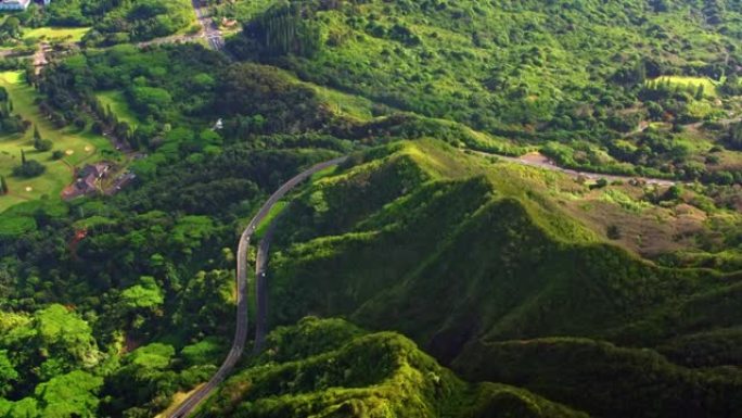 夏威夷瓦胡岛小山脊周围的空中高速公路