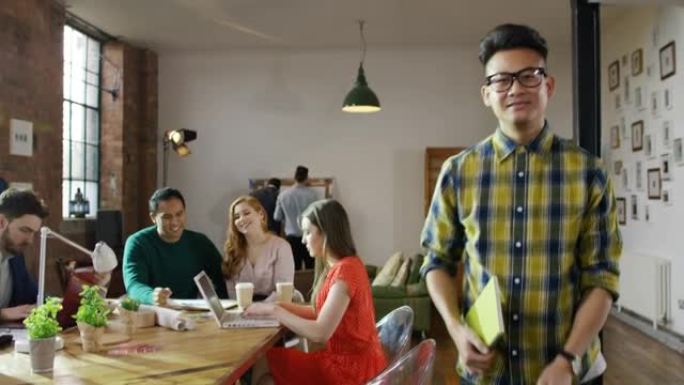 创意商务办公室和富有成效的年轻员工