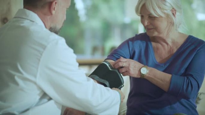 男医生测量老年女性患者的血压
