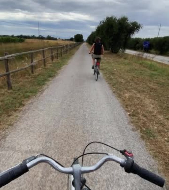 暑假期间在托斯卡纳乡村免费骑自行车