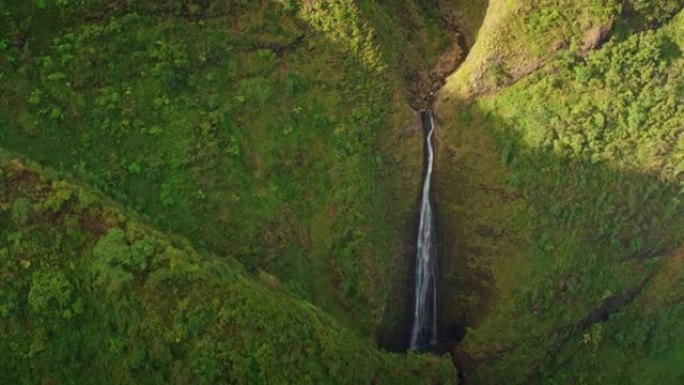夏威夷瓦胡岛神圣瀑布州立公园的空中瀑布