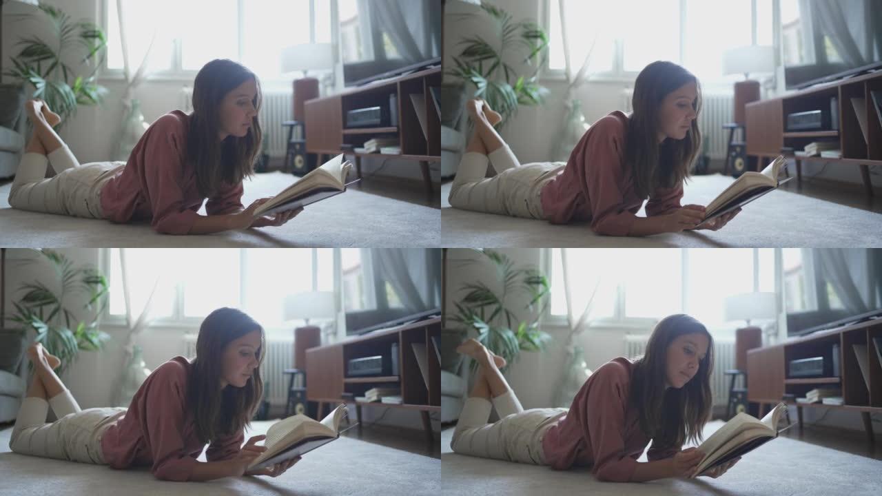 年轻女子在客厅里看书