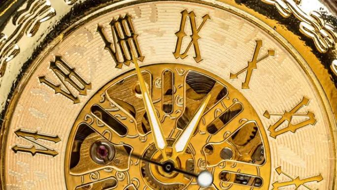 时间的螺旋时钟轨迹。古董钟盘特写。复古怀表。