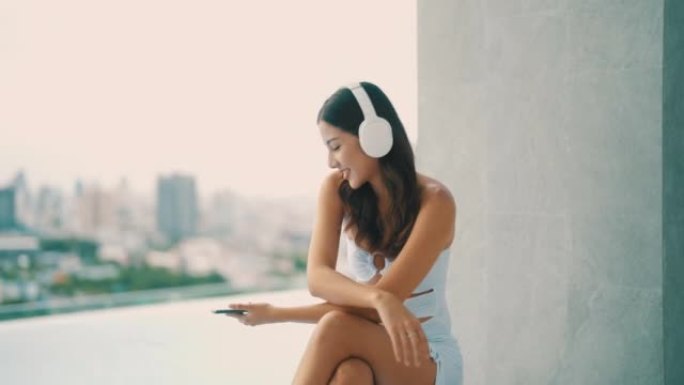 暑假快乐的女人用音乐放松。