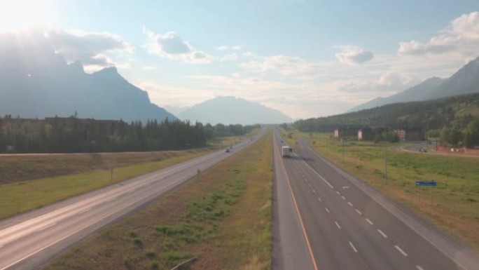 下午晚些时候的山区公路风景