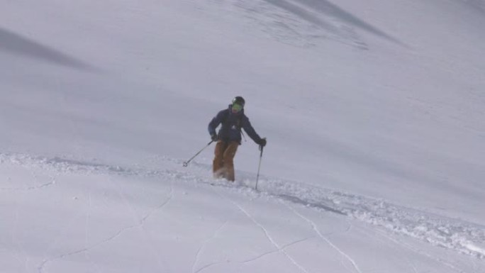 滑雪者下山的细节镜头