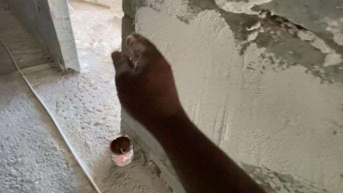 建筑工人在视频通话中展示建筑房屋内部