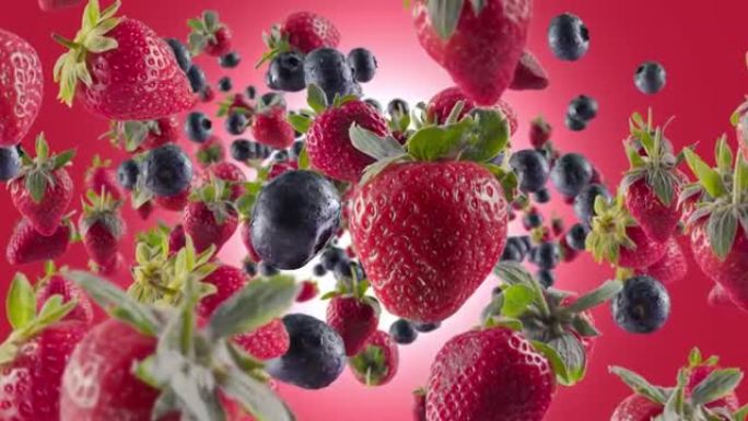 红色背景下的草莓蓝莓爆发