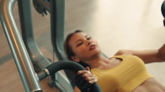 积极的运动员女性锻炼在健身房锻炼健康和保持肌肉