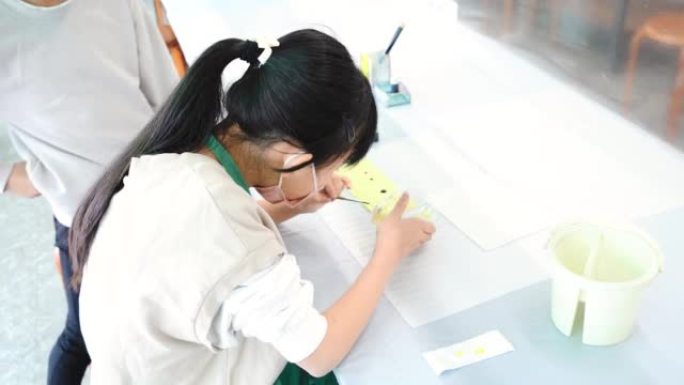 在玻璃体验工作坊有绘画经验的亚洲女孩