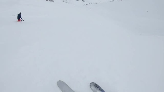 滑雪穿越粉雪的第一人称视角