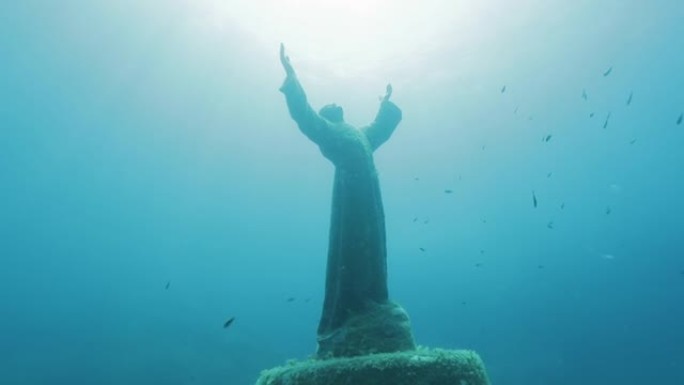 水下基督雕像 (Cristo degli Abissi)，靠近波托菲诺