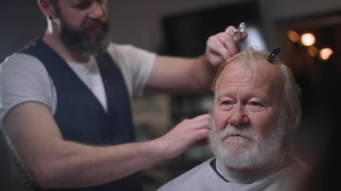 理发店，一名花白胡子的时髦老人在理发店理发