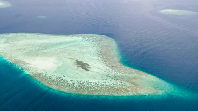 空中无人机拍摄海洋中的沙洲岛