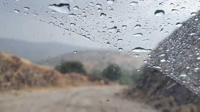 在雨中行驶在崎rough的道路上