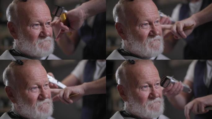 在一家时髦的理发店里，一位留着胡子的老型男在用理发师剪头发