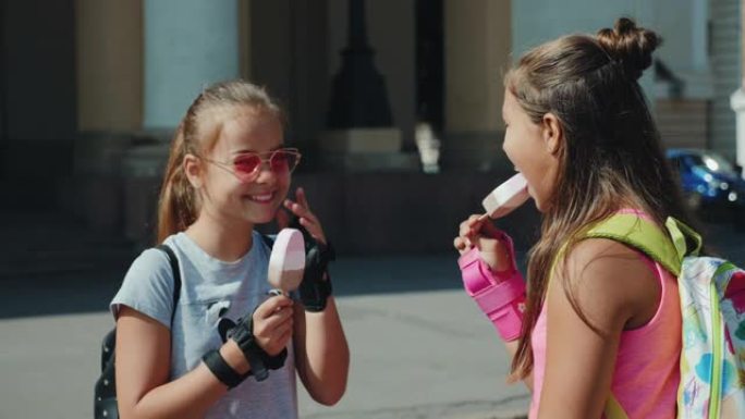 两名青少年在城市广场吃冰淇淋