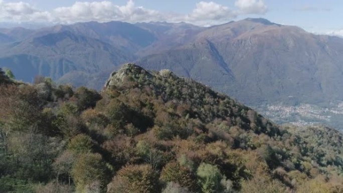 在高大的山峰和山谷之间飞行的鸟瞰图，湖泊