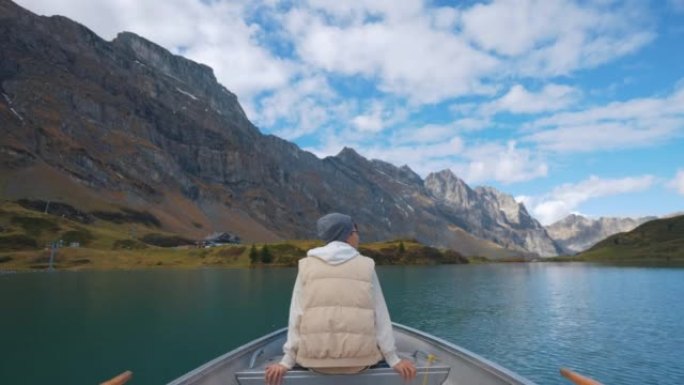 男人享受美丽的湖景