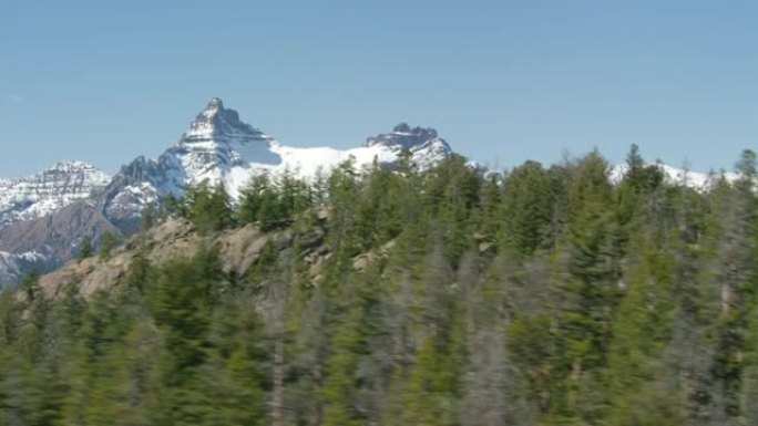 黄石国家公园附近的熊牙山脉中心，一个高山湖坐落在飞行员峰 (左) 和索引峰 (右) 的阴影下