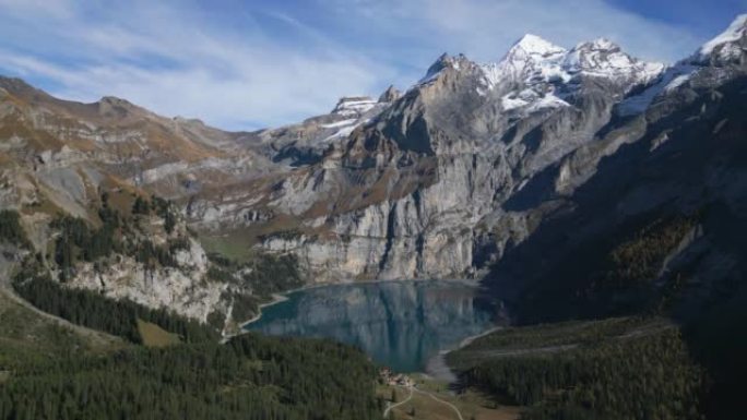 Oeschinensee湖右侧的空中滑梯