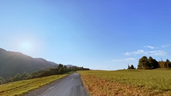 LD在阳光直射的柏油马路上在乡下开车