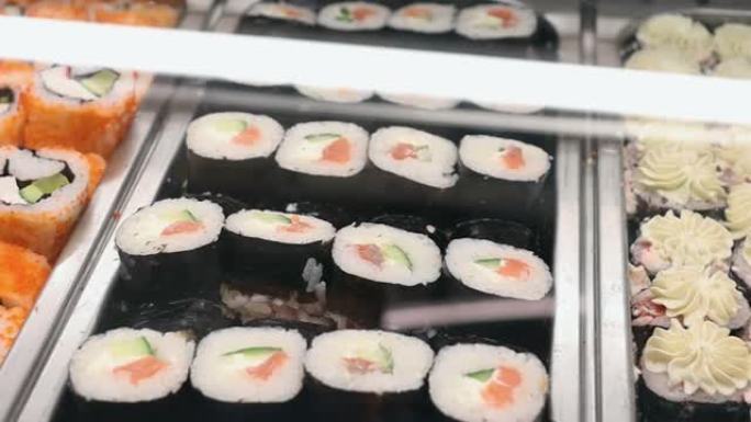 选择性地关注柜台上现成的美味寿司卷
