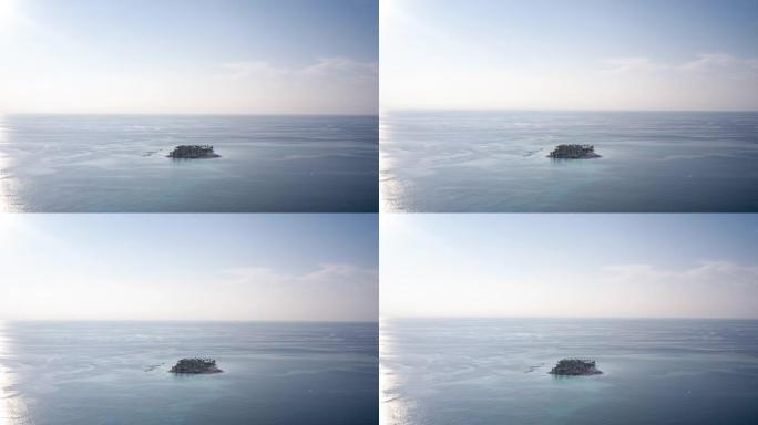 空中无人机拍摄了一个被海洋包围的小岛