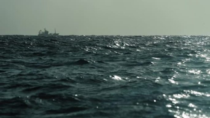 渔船拖网渔船在波涛汹涌的海面上航行