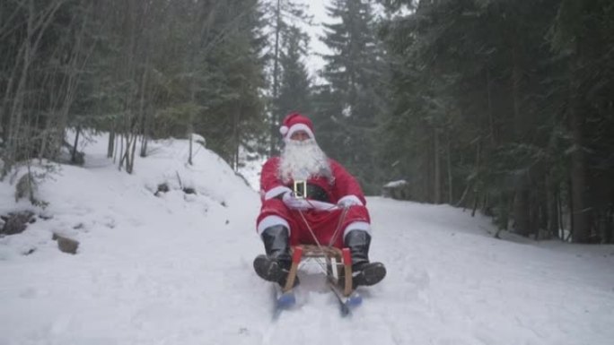 男人打扮成圣诞老人在森林里骑着雪橇