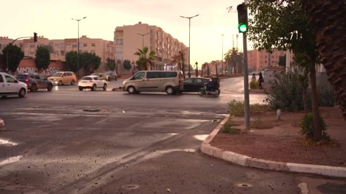 摩洛哥马拉喀什的交通，交通灯正在改变