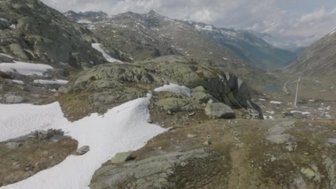 Aeria在高山通道，冰，雪和岩石上的春季条件视图