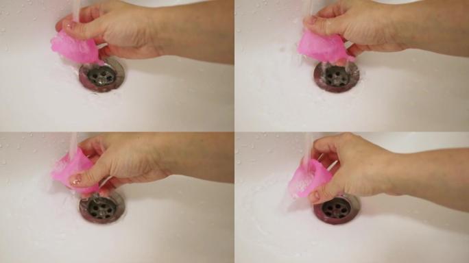 女性双手在浴室水洗月经杯，月经用品卫生清洁