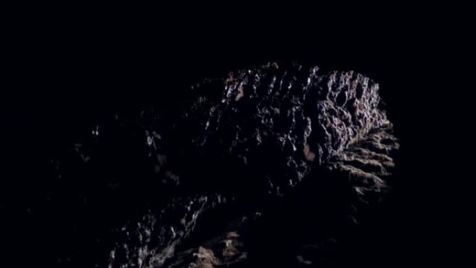 一个有蝙蝠的天然大洞穴里的特写洞。进入洞穴的远射角视图，许多蝙蝠出去进去