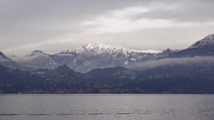 瓦伦纳海岸科莫湖，意大利贝拉焦村度假目的地在寒冷的雪冬季平静和放松的风景