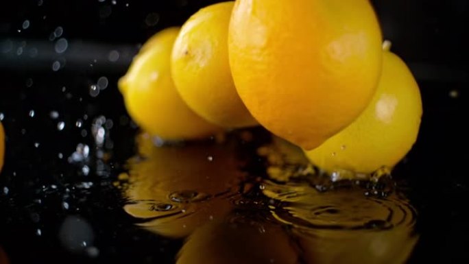 SLO MO葡萄柚落在潮湿的表面上并在其上滚动