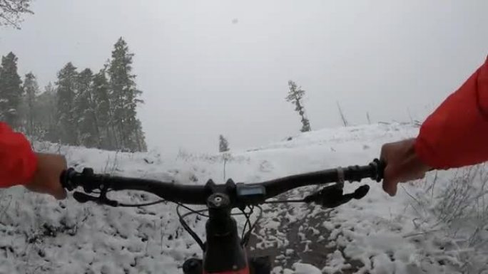 白雪皑皑森林步道上的e山自行车第一人称视角