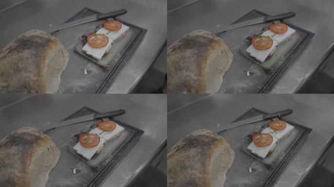 用面包和三明治拍摄托盘的特写镜头