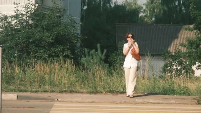 女人在城市街道上受到惊吓