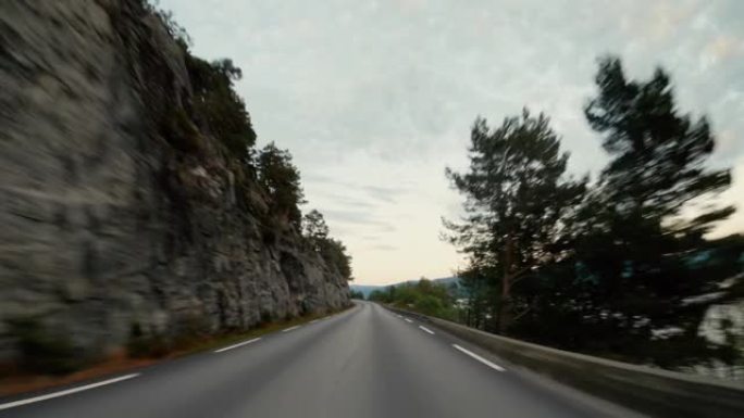 在挪威的一条公路上行驶的POV汽车，由峡湾