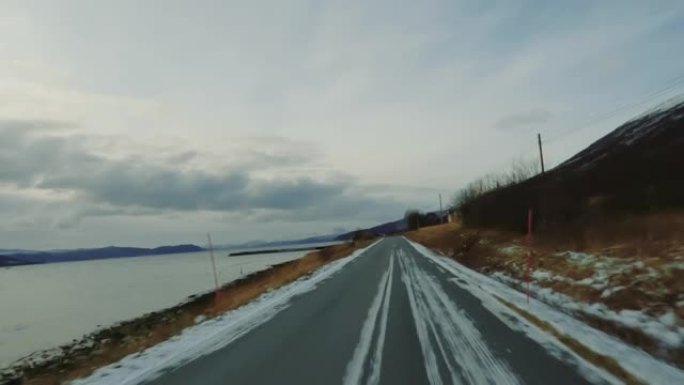 POV汽车在北极行驶: 冬季道路