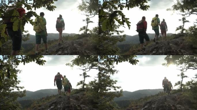 三名女自行车包装工在岩石地形上徒步穿越树林