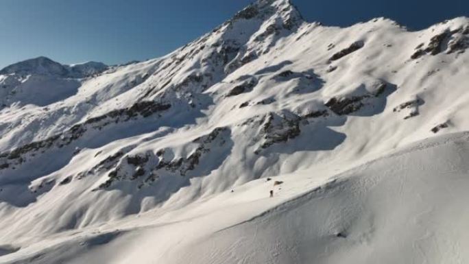 空中无人机拍摄了滑雪者在雪山上徒步旅行的镜头