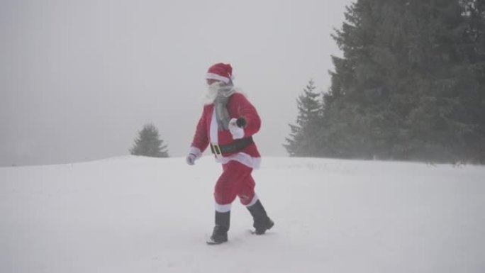 男子打扮成圣诞老人在暴风雪中背着斧头行走
