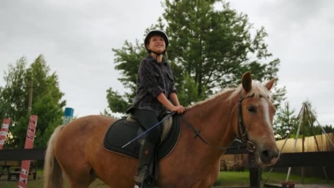 小女孩在儿童运动马术俱乐部骑小马，小学生在乡下休息