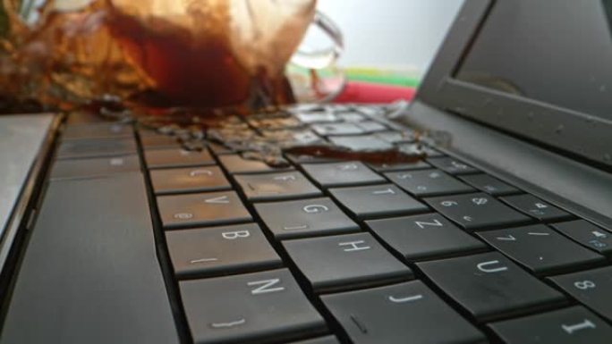 慢动作咖啡洒在键盘上