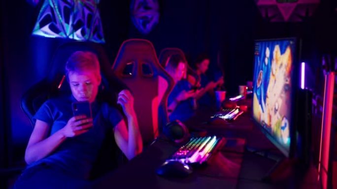 多样化的蓝色职业玩家团队，女玩家参加视频游戏eSport锦标赛。使用电话