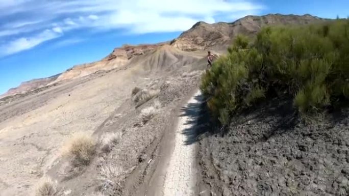 山地自行车沙漠路径的第一人称视角