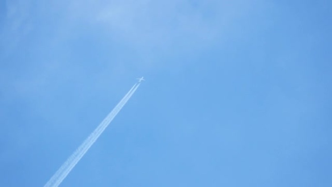 天空中的飞机。